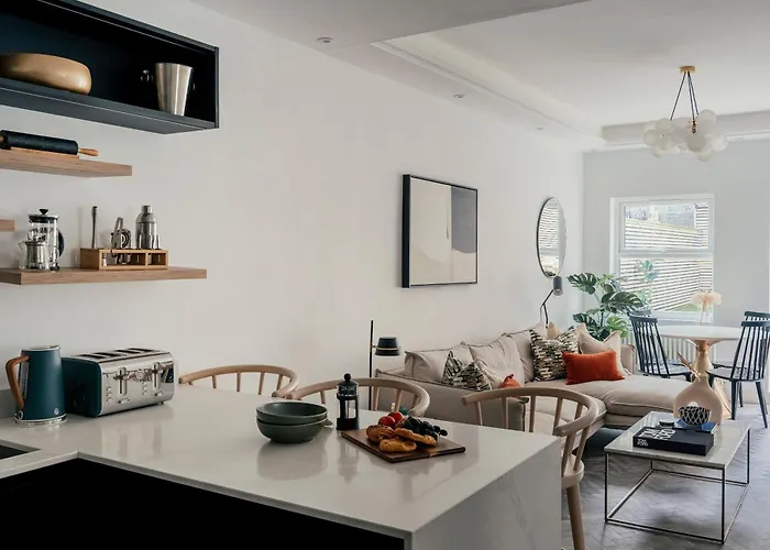 Dorothy Apartments - 3 Bed Ground Floor Apartment & Garden - Battersea